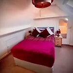 Free Parking 3-bedroom House Near Town Holiday home