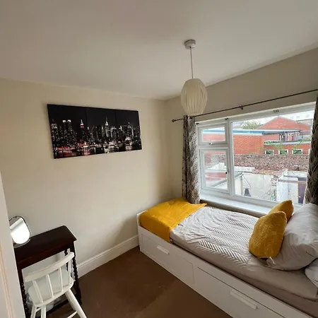 Free Parking 3-bedroom House Near Town Holiday home York