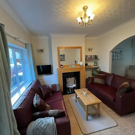 Free Parking 3-bedroom House Near Town Holiday home York