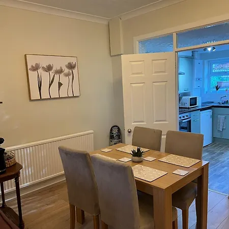 Free Parking 3-bedroom House Near Town * York