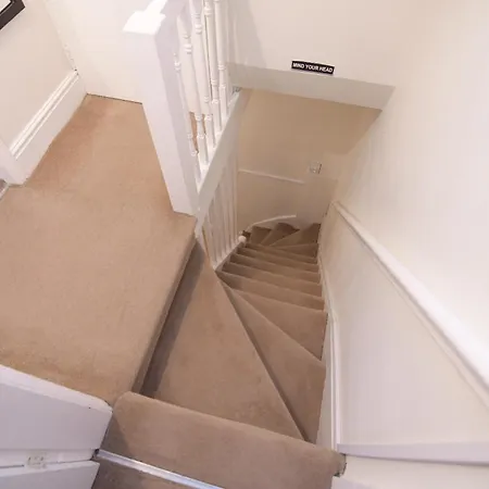 Free Parking 3-bedroom House Near Town 요크