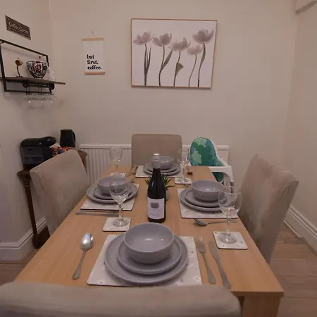 Free Parking 3-bedroom House Near Town Ferienhaus *