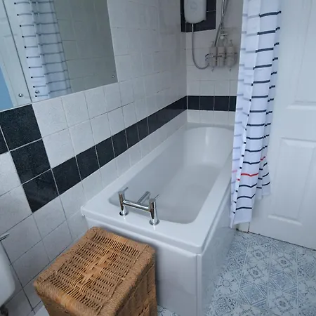 Free Parking 3-bedroom House Near Town * York