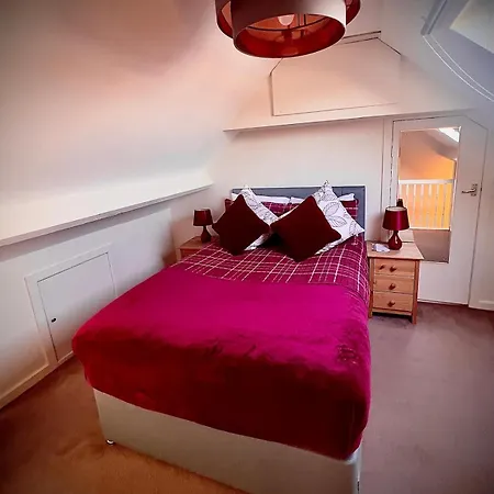 Free Parking 3-bedroom House Near Town Ferienhaus