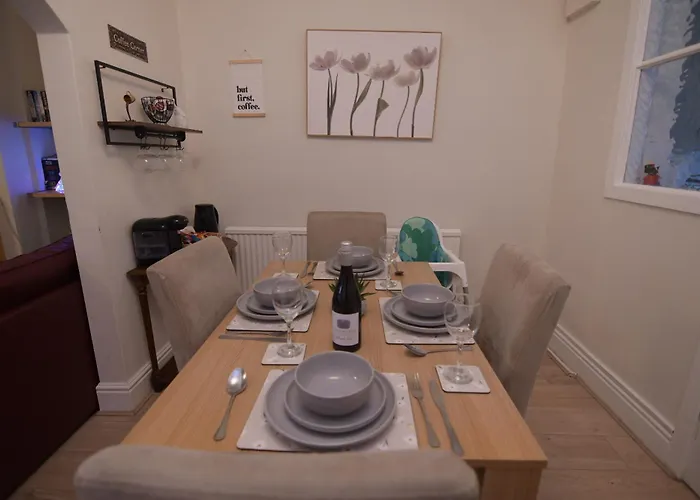 Free Parking 3-bedroom House Near Town 펜션 *