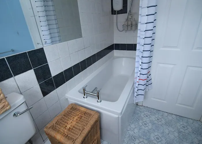 Free Parking 3-bedroom House Near Town * 요크