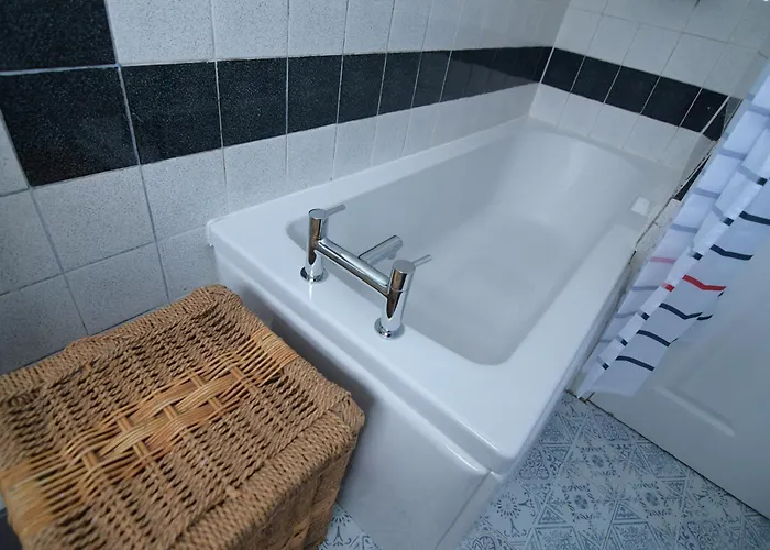 Free Parking 3-bedroom House Near Town 펜션