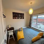 Vakantiehuis Free Parking 3-bedroom House Near Town