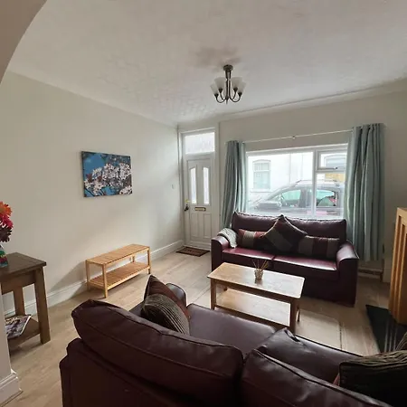 Free Parking 3-bedroom House Near Town