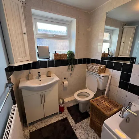 Free Parking 3-bedroom House Near Town *