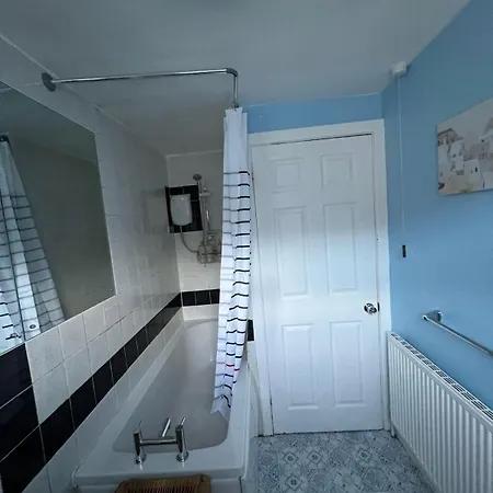 Free Parking 3-bedroom House Near Town *