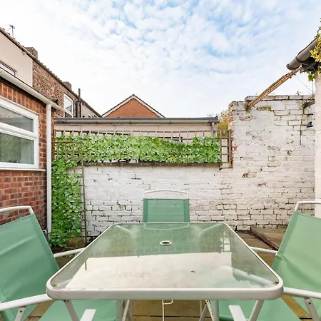 Free Parking 3-bedroom House Near Town * York